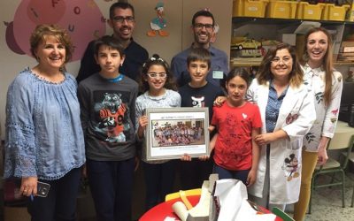 Alumnos del colegio rural Adersa 1 entregan libros, puzzles y separadores a los menores ingresados en el Hospital de Riotinto
