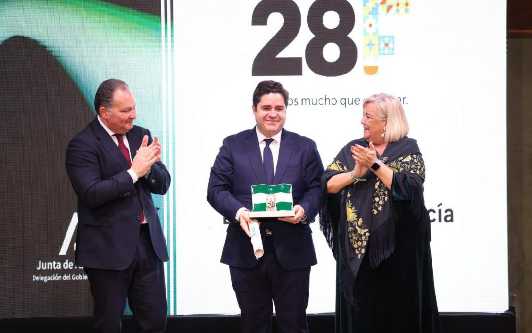El servicio de Cirugía General y Aparato Digestivo del Hospital de Riotinto recibe la Bandera de Andalucía 2024