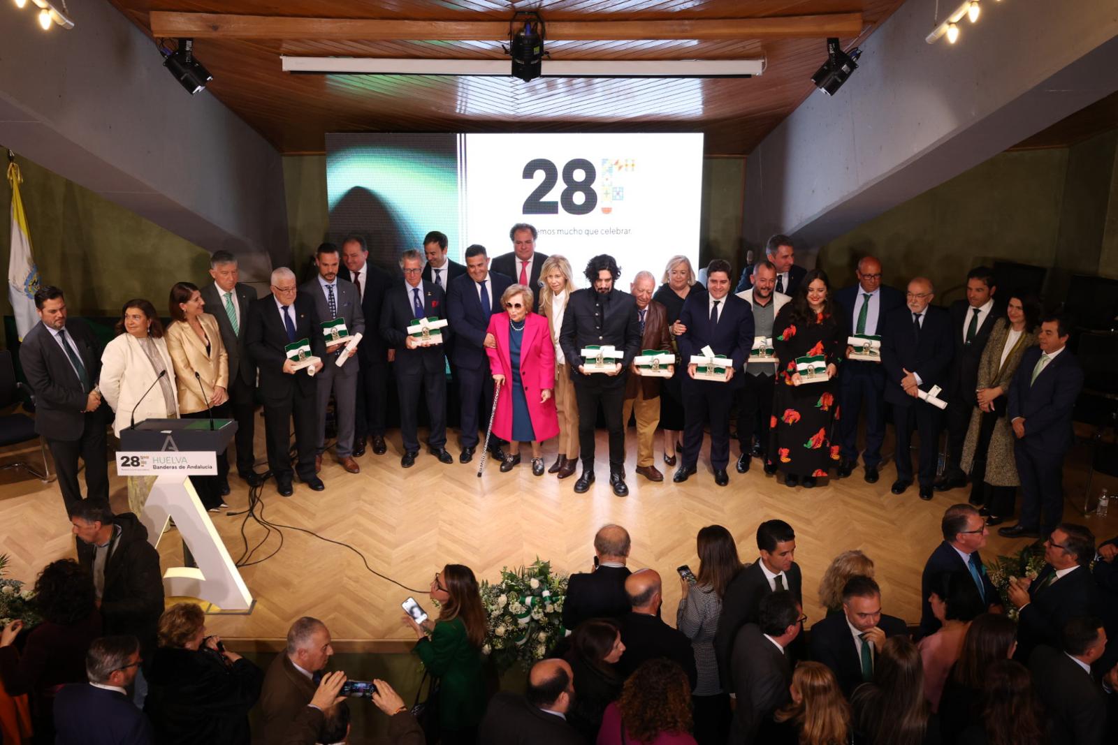 El servicio de Cirugía General y Aparato Digestivo del Hospital de Riotinto recibe la Bandera de Andalucía 2024